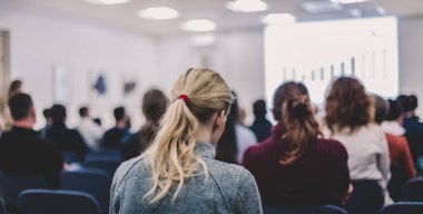 Üniversite konferans salonunda atölye çalışması.