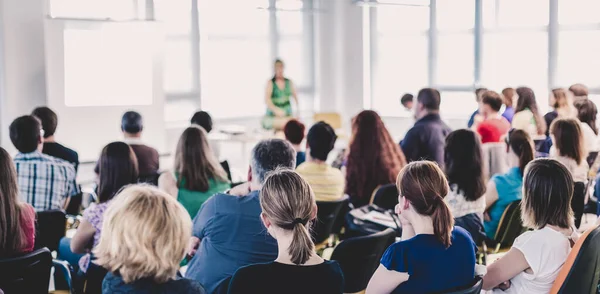 Palestrante dando apresentação em conferência de negócios. — Fotografia de Stock