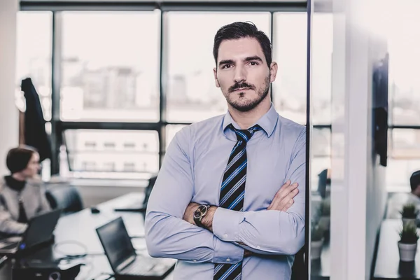 Líder de equipo con compañeros de trabajo trabajando en la oficina. —  Fotos de Stock