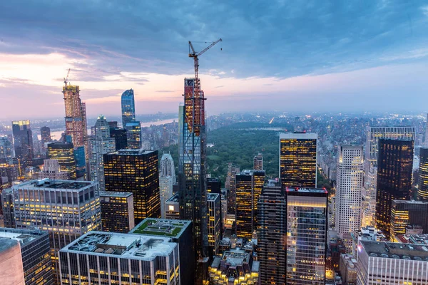 New York City skyline met stedelijke wolkenkrabbers bij zonsondergang, Verenigde Staten. — Stockfoto