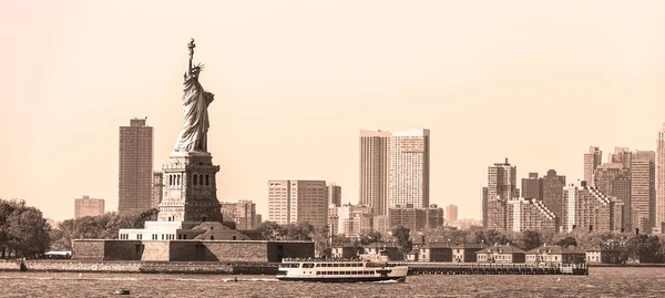 Freiheitsstatue mit Liberty State Park und Jersey City Wolkenkratzern im Hintergrund, USA — Stockfoto