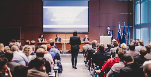 Ponente presentando conferencia de negocios científicos. — Foto de Stock