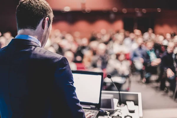 Spreker geeft een lezing op zakelijke conferentie vergadering. — Stockfoto