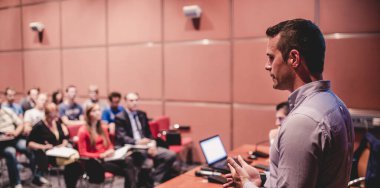 İş Etkinliği 'nde konuşma yapan konuşmacı.