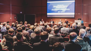 İş konferansında yuvarlak masa tartışması.