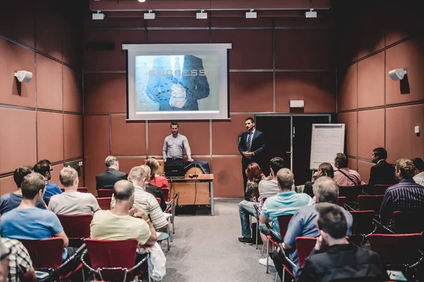 Wirtschaftssprecher hält einen Vortrag auf einer Konferenz. — Stockfoto