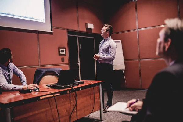 Wirtschaftssprecher hält einen Vortrag auf einer Konferenz. — Stockfoto