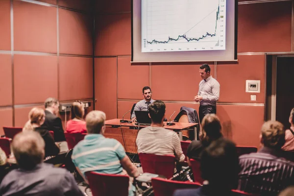 Wirtschaftssprecher hält einen Vortrag auf einer Konferenz. — Stockfoto