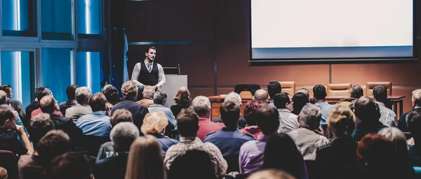 Ponente de negocios dando una charla en el evento de la conferencia de negocios. —  Fotos de Stock