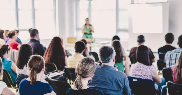 Kvinnlig talare ger presentation på företagskonferens. — Stockfoto