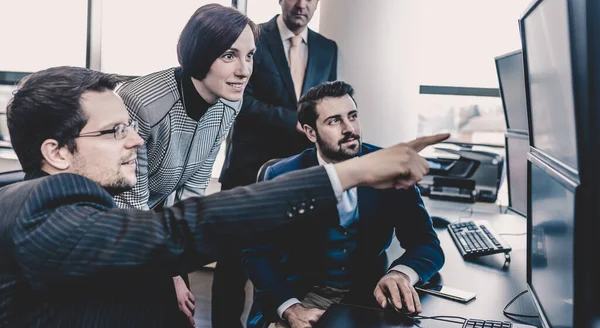 Equipe de negócios trabalhando em escritório corporativo. — Fotografia de Stock