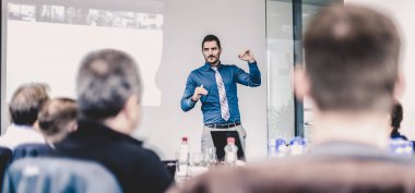 Şirket toplantısında iş sunumu.