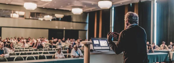 Ponente público sénior dando una charla en conferencia científica. —  Fotos de Stock