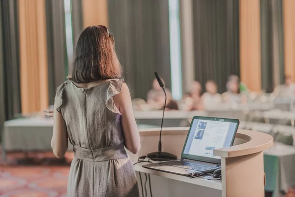 Vrouwelijke spreker op Business Conference en Presentatie. Publiek in de conferentiezaal. Bedrijfsleven en ondernemerschap. Zakenvrouw. Horizontale samenstelling — Stockfoto