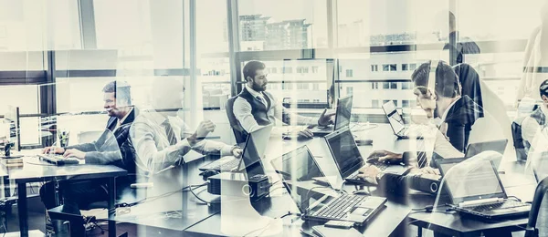 Équipe d'affaires travaillant dans un bureau d'entreprise moderne. — Photo