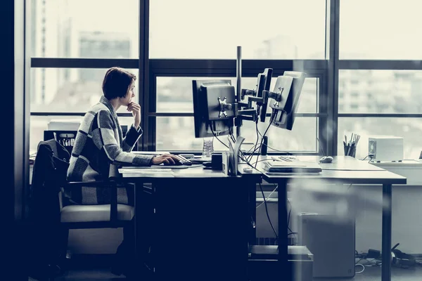 Femme d'affaires indépendante confiante qui travaille dans un bureau d'entreprise. Égalité entre les femmes et les hommes dans l'entreprise — Photo