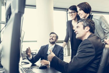 Şirket ofisinde çalışan iş ekibi..