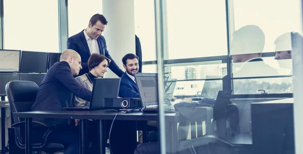 Equipe de negócios trabalhando em escritório corporativo. — Fotografia de Stock