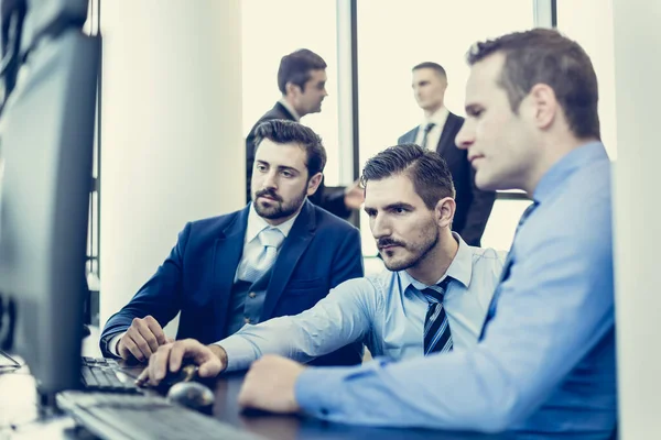 Equipe de negócios trabalhando em escritório corporativo. — Fotografia de Stock