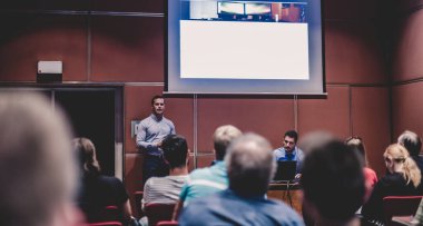 İş konferansında konuşma yapan iş adamı.