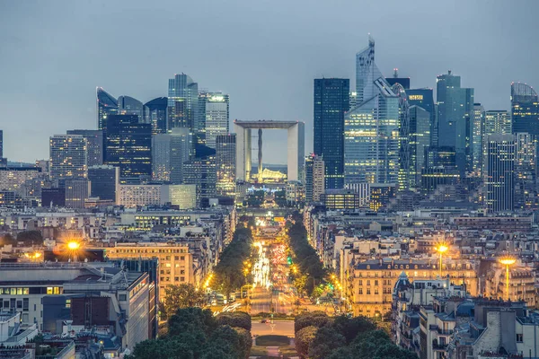 La Defence, zakendistrict van Parijs in de schemering. — Stockfoto