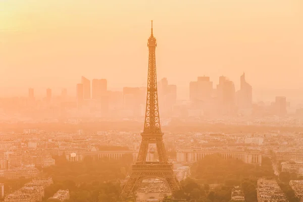 Vista aérea de París con la torre Eiffel y el principal distrito financiero de La Defence al atardecer — Foto de Stock