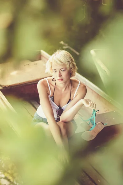 Femme relaxante sur le bateau en bois vintage. — Photo