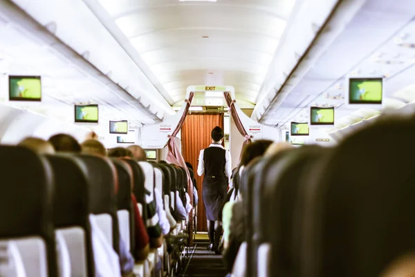 Інтер'єр літака з пасажирами на сидіннях . — стокове фото