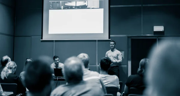 Palestrante de negócios dando palestra em evento de conferência de negócios. — Fotografia de Stock