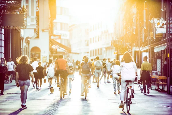 Suddig folkmassa på Copovas gågata i Ljubljana vid solnedgången. Begreppet livsstil och rörlighet i städer. — Stockfoto