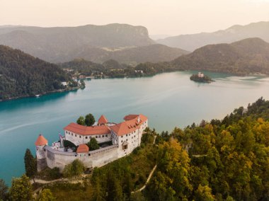 Bled Gölü 'nün ve Bled, Slovenya, Avrupa' nın havadan panoramik manzarası. Hava aracı fotoğrafçılığı