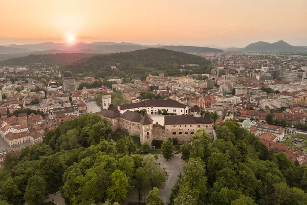 Panorama aéreo de la capital eslovena Liubliana al atardecer. — Foto de Stock