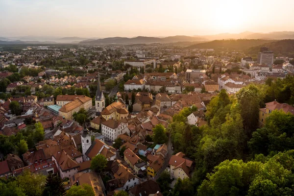 Panorama aéreo de la capital eslovena Liubliana al atardecer. —  Fotos de Stock
