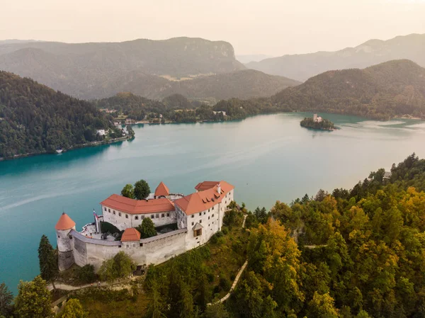 Légi panorámás kilátás a Bled-tóra és a Bled-kastélyra, Szlovéniára, Európára. Légi drón fotózás — Stock Fotó