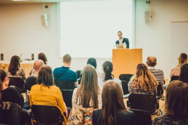 Bilimsel konferans konferans salonunda izleyiciler.