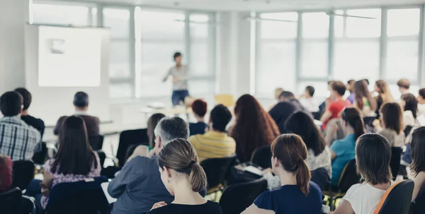 Referent hält Vortrag auf Wirtschaftskonferenz. — Stockfoto