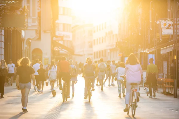 Homályos tömeg a Copova sétálóutcában Ljubljanában naplementekor. A városi életmód és mobilitás fogalma. — Stock Fotó