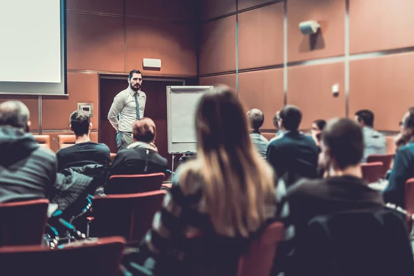 Experto orador público dando una charla en la reunión de negocios. —  Fotos de Stock