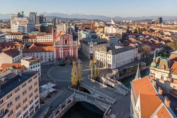 Vue aérienne par drone de Preseren Squere et Triple Bridge sur la rivière Ljubljanica, Tromostovje, Ljubljana, Slovénie. Rues vides pendant la pandémie de virus corona mesures de distanciation sociale — Photo