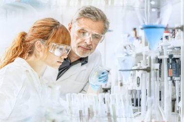 Bilimsel laboratuvarda çalışan sağlık araştırmacıları.