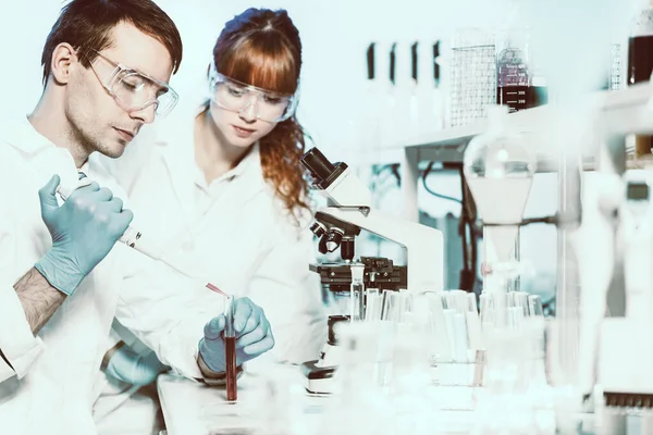 Estudantes de saúde que trabalham em laboratório científico. — Fotografia de Stock