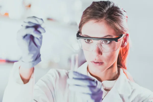 Junge Wissenschaftlerin pipettiert im Life Science Labor. — Stockfoto