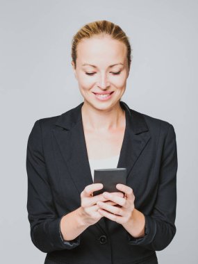 Güzel beyaz iş kadını cep telefonu kullanıyor..