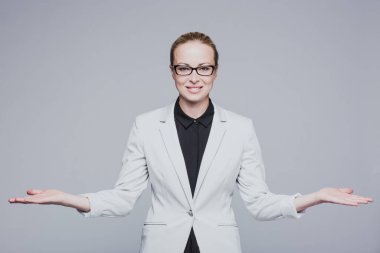 İş kadını el işareti yapıyor..