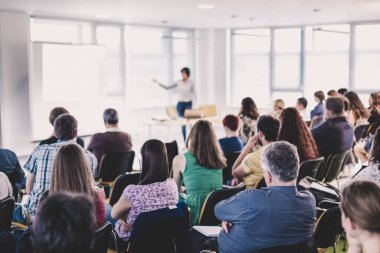 İş konferansında konuşmacı sunum yapıyor.