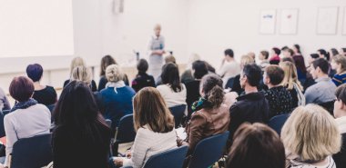 İş konferansında sunum yapan kadın.