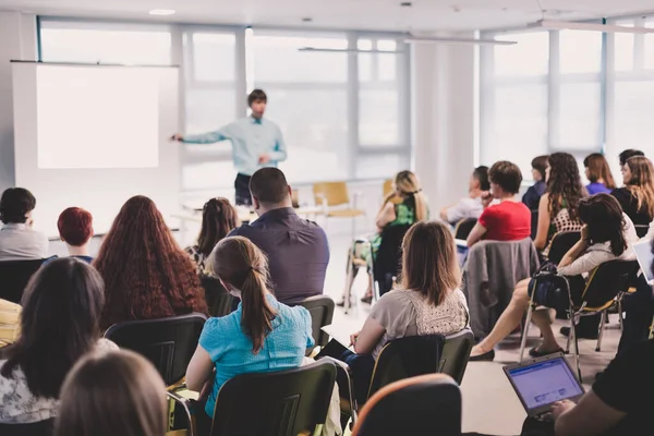 Referent hält Vortrag auf Wirtschaftskonferenz. — Stockfoto