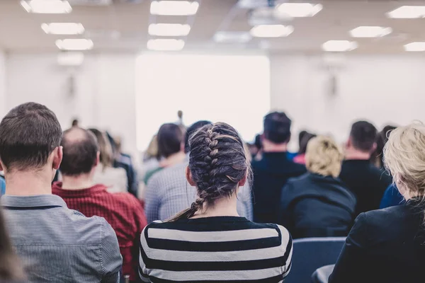 Frau hält Vortrag auf Wirtschaftskonferenz. — Stockfoto