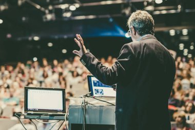 İş Etkinliği 'nde konuşma yapan konuşmacı.