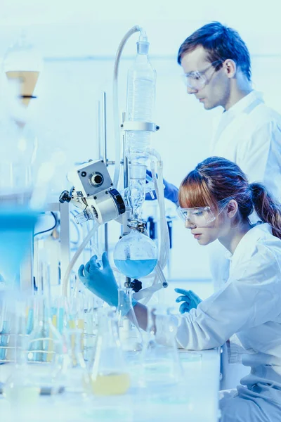 Az élettudományi laboratóriumban kutató fiatal vegyészek. — Stock Fotó